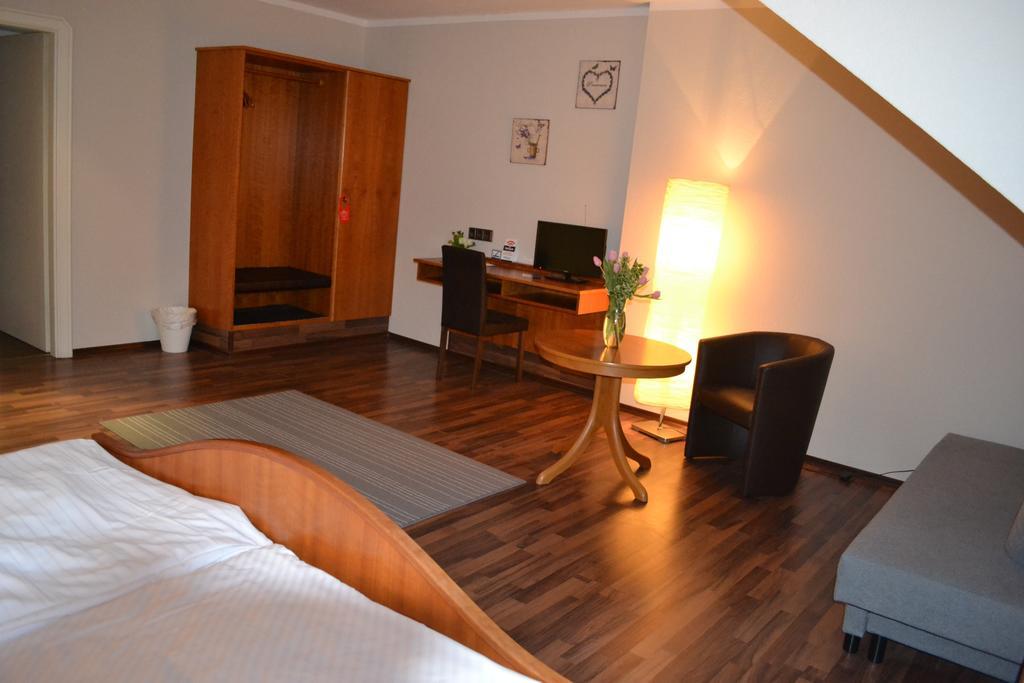 Hotel Garni Zum Dorfbrunnen Bornheim  Ngoại thất bức ảnh